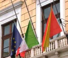 Piccoli Comuni d’Italia, domani alle 12.00 bandiere a mezz’asta