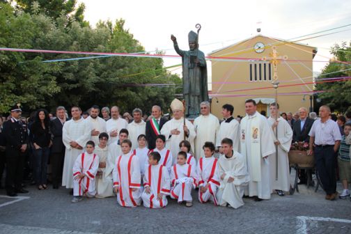 Castelvenere, centinaia di fedeli per inaugurazione statua di San Barbato