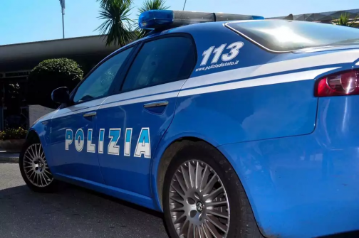 Rubano portafogli ad un’anziana in un ristorante, arrestati dalla Polizia