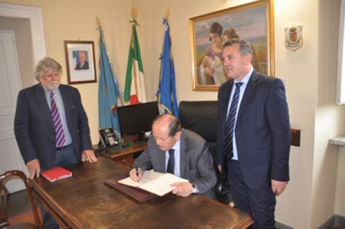 Il Presidente Lattanzi firma il Registro degli Ospiti d’Onore