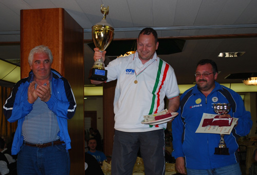 Il podio della categoria kg 22. Al centro il vincitore Valerio Fanella (Frosinone), a sinistra Gaudenzio Di Mella (Pontelandolfo), a destra Claudio Rubbo (Pontelandolfo)