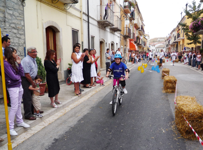 Nella foto un giovane ciclista impegnato nella gimkana a Montefalcone Valfortore